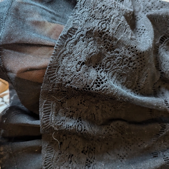 Cute black skirt with lace - Picture 3 of 4